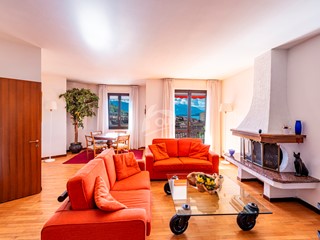 Trilocale in Affitto a Laveno Mombello, zona Laveno, 1'900&euro;, 90 m², arredato