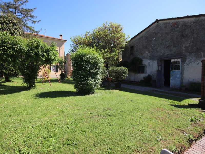 Villa in Vendita a Capannori, zona Sud, 515'000€, 320 m², con Box