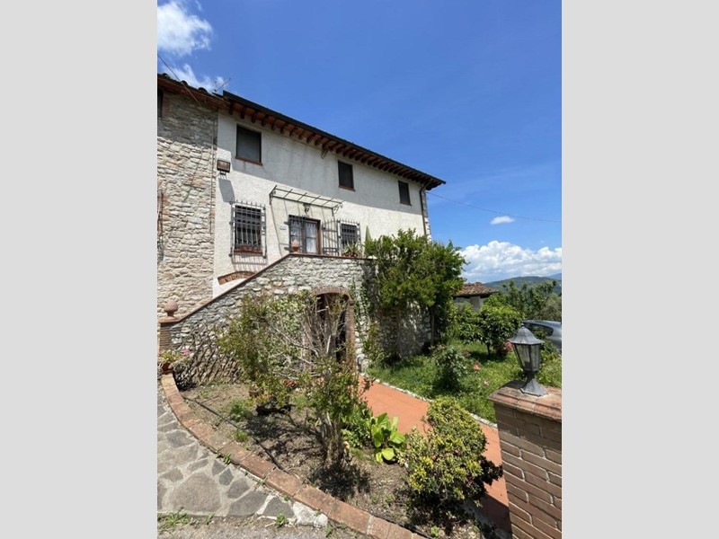 Casa di corte in Vendita a Lucca, zona Chiatri, 450'000€, 300 m², arredato, con Box
