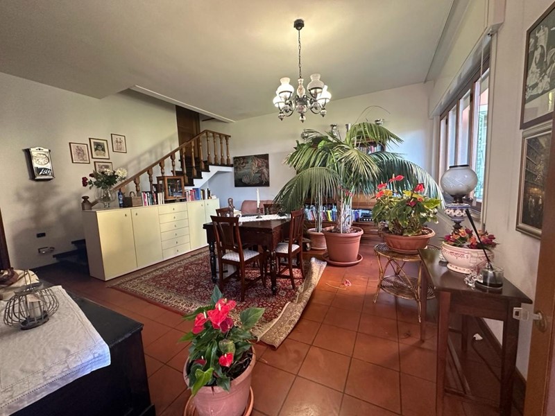Villa bifamiliare in Vendita a Porcari, 400'000€, 190 m², con Box