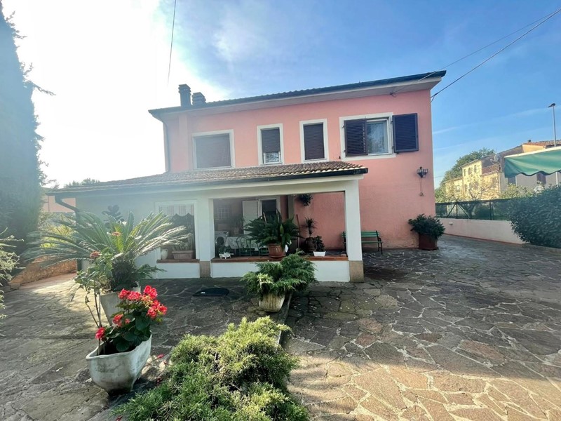 Villa in Vendita a Porcari, 350'000€, 240 m²