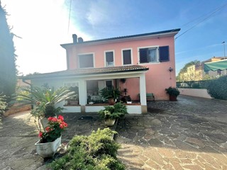 Villa in Vendita a Porcari, 350'000€, 240 m²