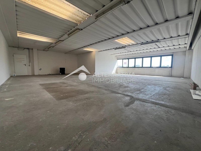 Ufficio in Affitto a Cascina, 650€, 130 m²