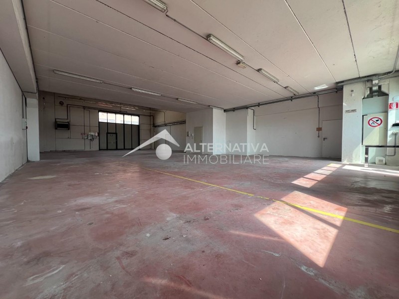Magazzino in Affitto a Cascina, 1'900€, 320 m²