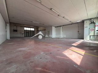 Magazzino in Affitto a Cascina, 1'900€, 320 m²