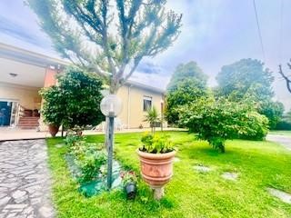 Capannone in Vendita a Massa, 600'000€, 480 m²