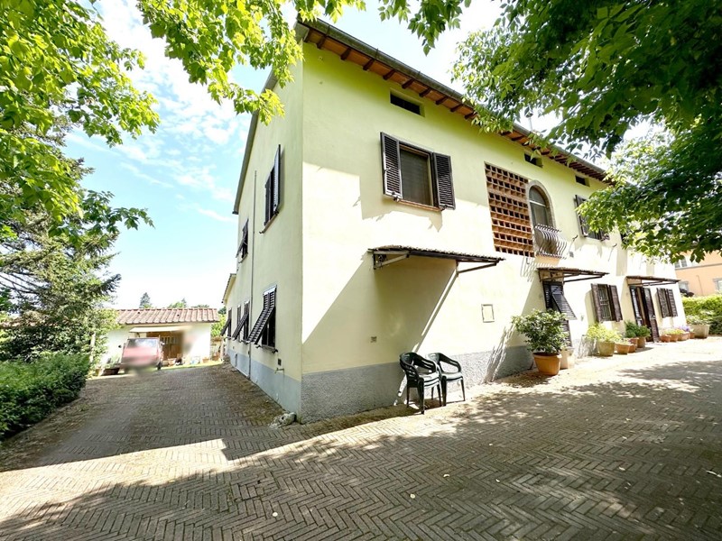 Casale in Vendita a Lucca, zona Vicopelago, 550'000€, 355 m², con Box