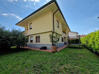 Casa Indipendente in Vendita a Lucca, zona Sant'Angelo in Campo, 465'000€, 240 m², con Box