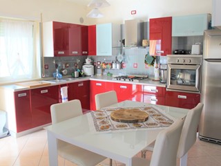 Casa Indipendente in Vendita a Castel Frentano, 385'000€, 370 m², arredato, con Box