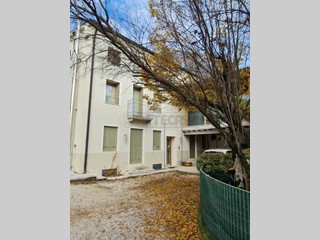 Ufficio in Vendita a Isola Vicentina, 210'000€, 145 m²