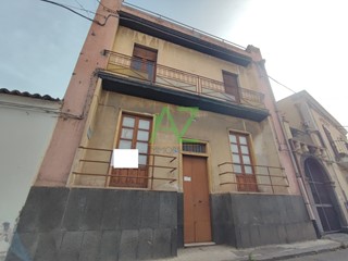 Casa Indipendente in Vendita a Belpasso, zona Centro, 105'000€, 130 m², con Box
