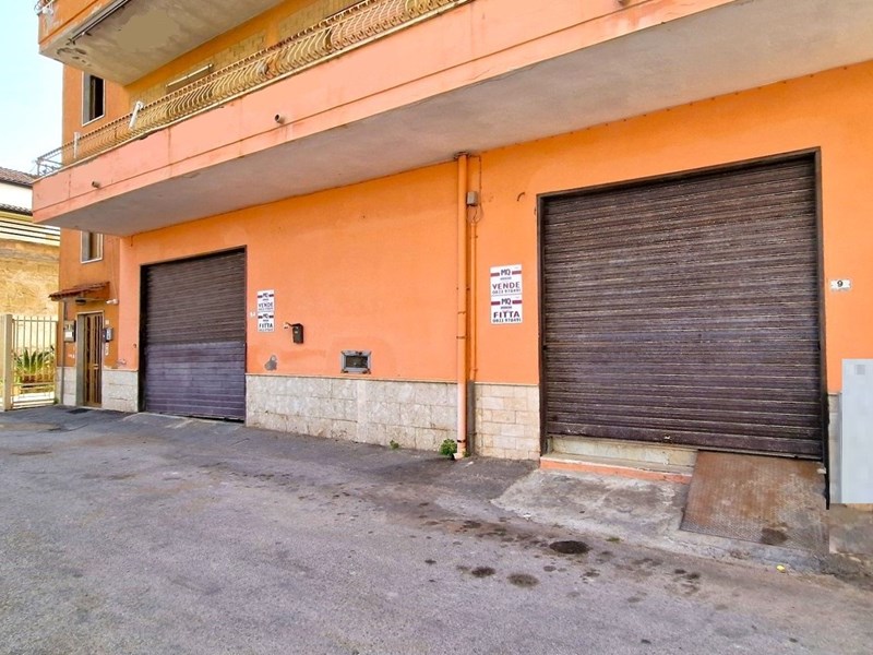Negozio in Vendita a Mondragone, zona Via Tarcagnota, 60'000€, 85 m²