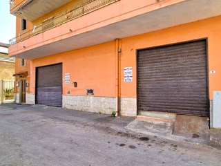 Negozio in Vendita a Mondragone, zona Via Tarcagnota, 60'000€, 85 m²