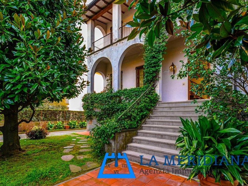 Villa in Vendita a Monsummano Terme, 330'000€, 600 m², con Box