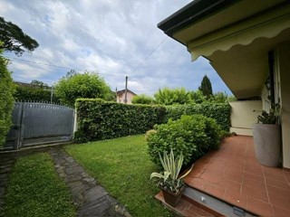 Villa bifamiliare in Vendita a Montignoso, 695'000&euro;, 140 m², arredato, con Box