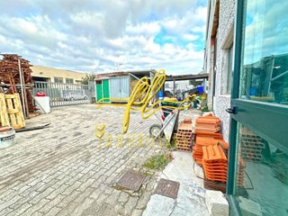 Capannone in Vendita a Rosignano Marittimo, 170'000€, 310 m²