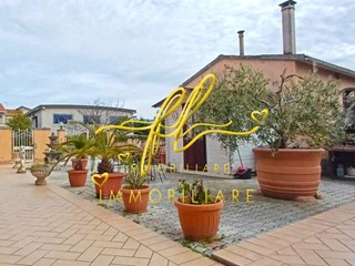 Trilocale in Vendita a Castellina Marittima, 133'000€, 61 m², con Box