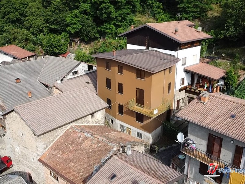 Casa Semi Indipendente in Vendita a Berzo Demo, 98'000€, 210 m²