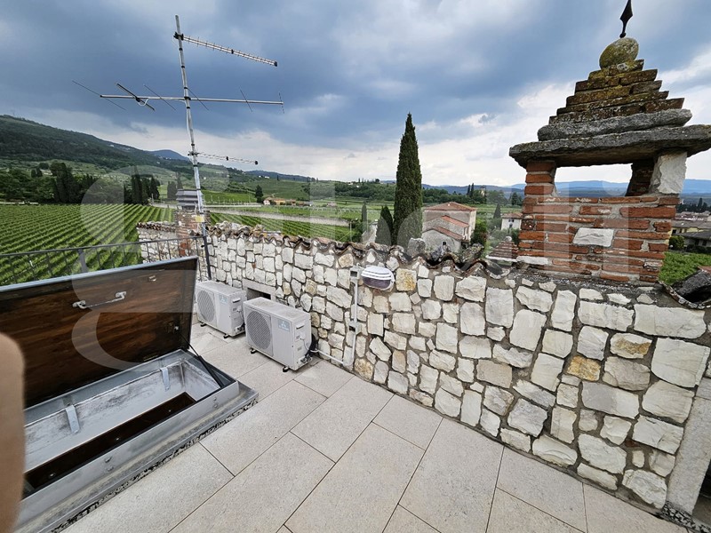 Casale in Vendita a Sant'Ambrogio di Valpolicella, 900'000€, 360 m²
