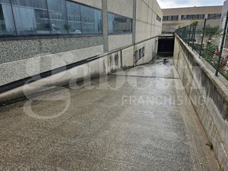 Capannone in Vendita a Cavaion Veronese, 2500 m²