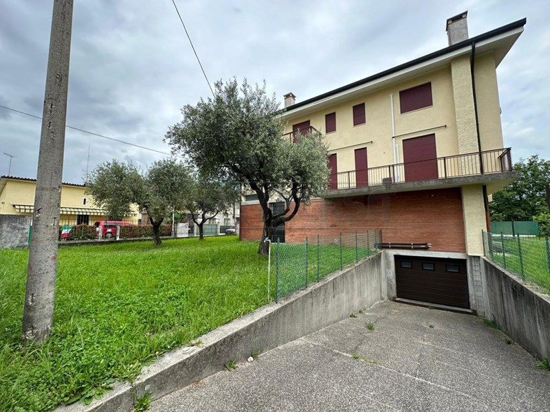 Immobile commerciale in Vendita a Bassano del Grappa, 350'000€, 600 m², con Box