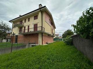 Immobile commerciale in Vendita a Bassano del Grappa, 350'000€, 600 m², con Box