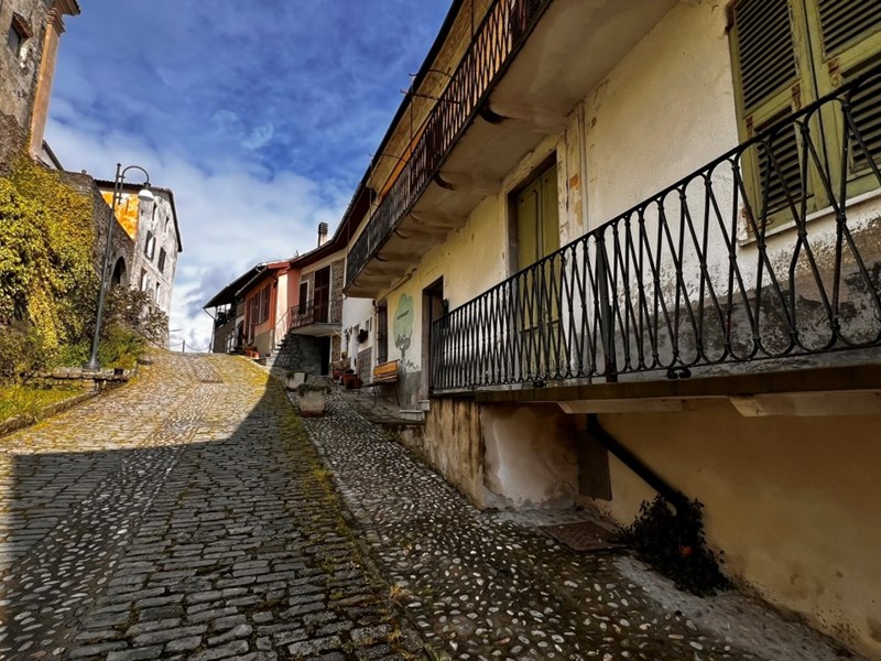 Casa Semi Indipendente in Vendita a Pareto, 40'000€, 250 m²