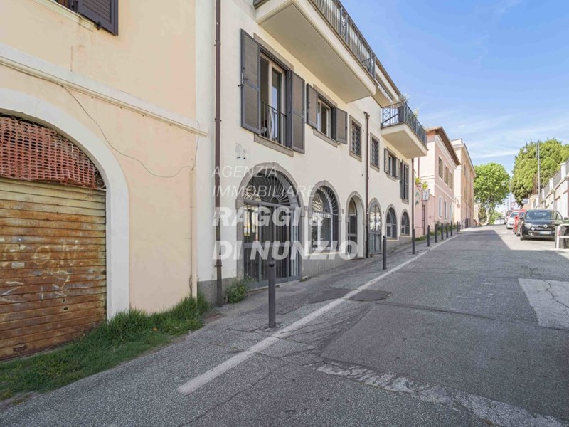 Immobile commerciale in Affitto a Grottaferrata, 1'300€, 75 m²