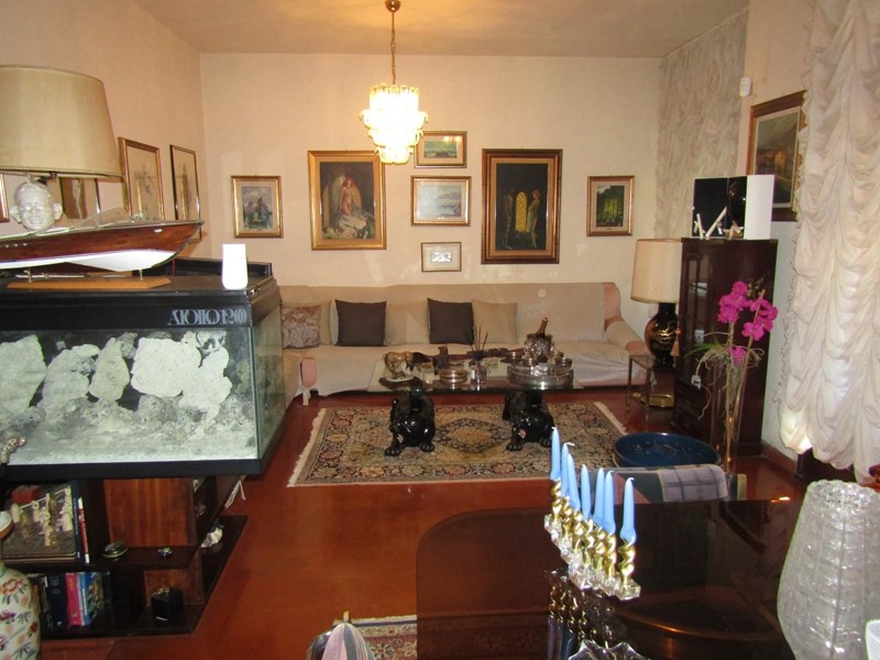 Casa Indipendente in Vendita a Carrara, zona Avenza, 550'000€, 240 m², arredato, con Box