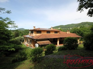 Villa in Vendita a Lucca, zona San Concordio di Moriano, 870'000€, 350 m², arredato, con Box
