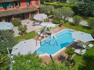 Casa Indipendente in Vendita a Lucca, zona Marlia, 700'000€, 253 m², arredato, con Box
