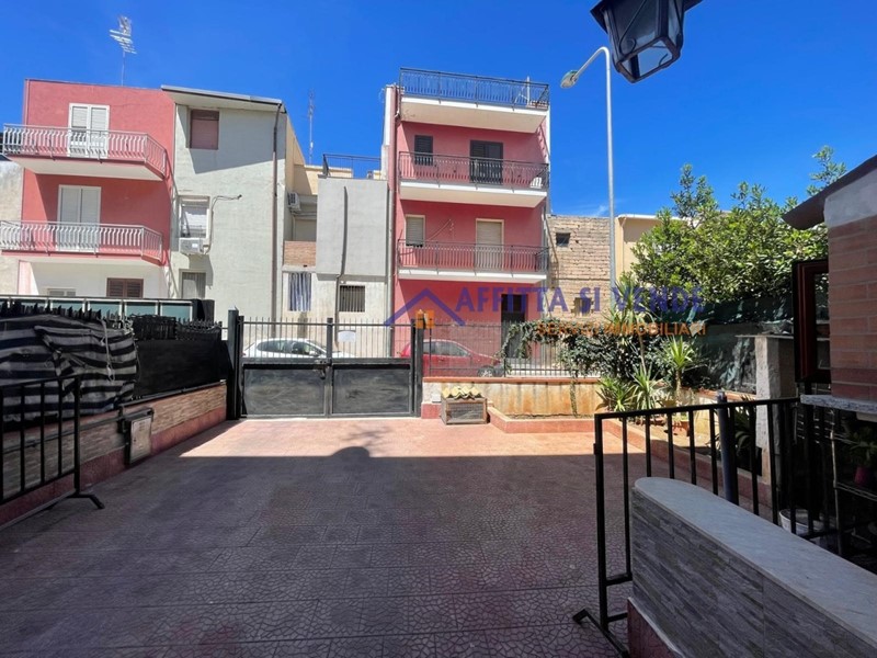 Casa Indipendente in Vendita a Floridia, 155'000€, 270 m², con Box