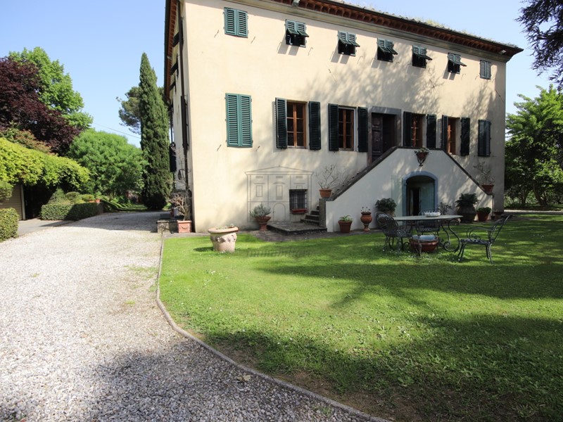 Villa in Affitto a Lucca, 3'500€, 700 m², arredato, con Box