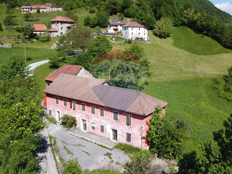 Casa Indipendente in Vendita a Belluno, zona Tassei, 70'000€, 400 m²