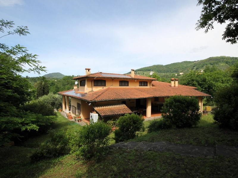Villa in Vendita a Lucca, zona San Concordio di Moriano, 870'000€, 350 m², arredato, con Box