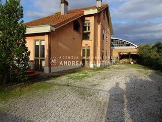 Villa in Vendita a Pontedera, zona Il Romito, 390'000€, 280 m², con Box
