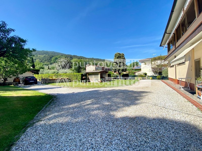 Villa bifamiliare in Vendita a Capannori, zona Massa Macinaia, 370'000€, 220 m², arredato