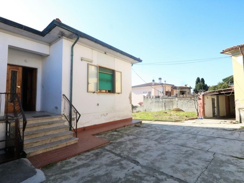 Casa Indipendente in Vendita a Buti, zona Cascine, 247'000€, 135 m², con Box