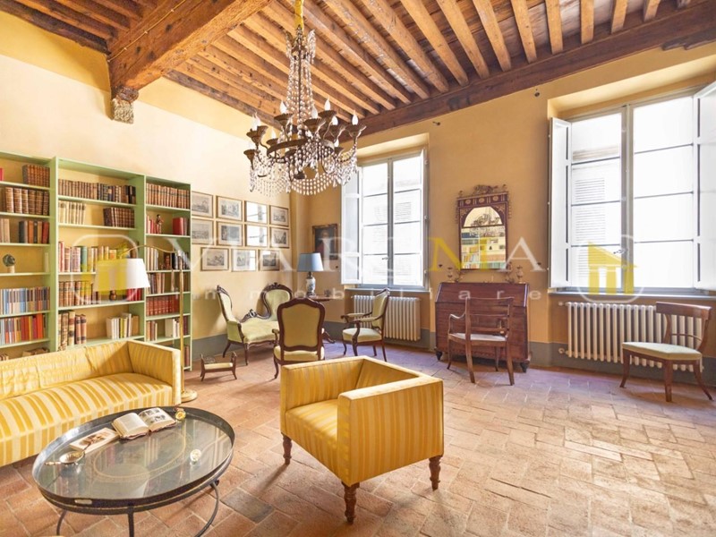 Appartamento in Vendita a Lucca, 850'000&euro;, 180 m², arredato