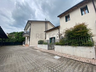 Casa Indipendente in Vendita a Marostica, 540'000€, 500 m², con Box