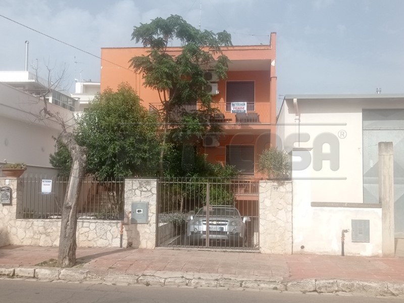 Casa Indipendente in Vendita a Sannicola, 215'000€, 140 m², con Box
