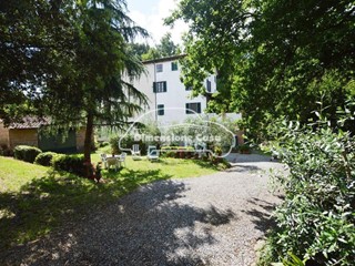 Casa Indipendente in Vendita a Capannori, zona Lappato, 280'000€, 180 m², arredato, con Box