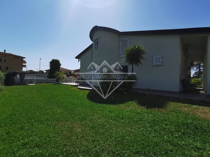 Villa in Vendita a Carrara, zona Marina di Carrara, 850'000€, 200 m², arredato