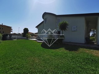 Villa in Vendita a Carrara, zona Marina di Carrara, 850'000€, 200 m², arredato