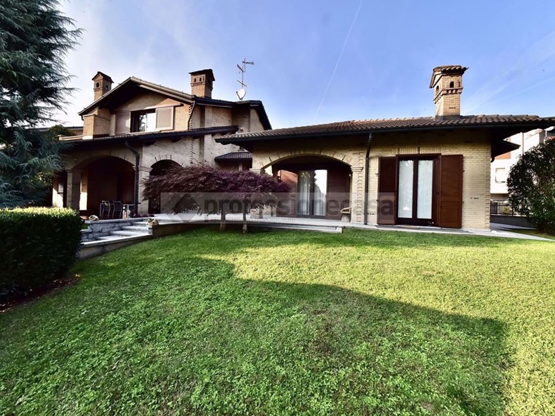 Villa bifamiliare in Vendita a Nova Milanese, 1'500'000€, 495 m²