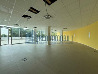 Immobile commerciale in Affitto a Brescia, zona Via Corsica, 2'300€, 230 m²