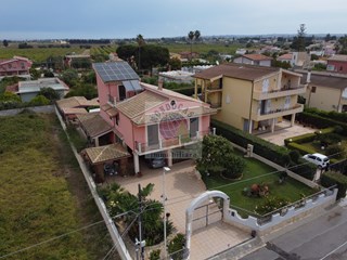 Villa bifamiliare in Affitto a Siracusa, zona ARENELLA, 1'500€, 80 m², arredato