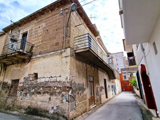 Casa Indipendente in Vendita a Mondragone, zona VIA SEMENTINI, 25'000€, 80 m², con Box