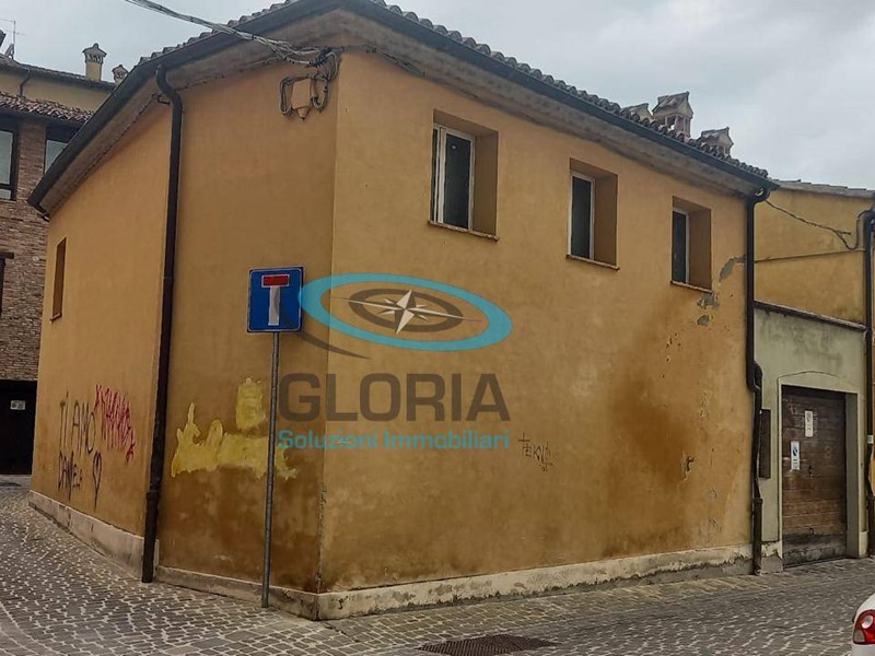 Box in Vendita a Fabriano, zona CENTRO STORICO, 58'000€, 95 m²