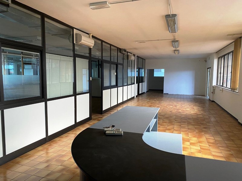 Ufficio in Affitto a Arezzo, 4'700€, 1300 m²